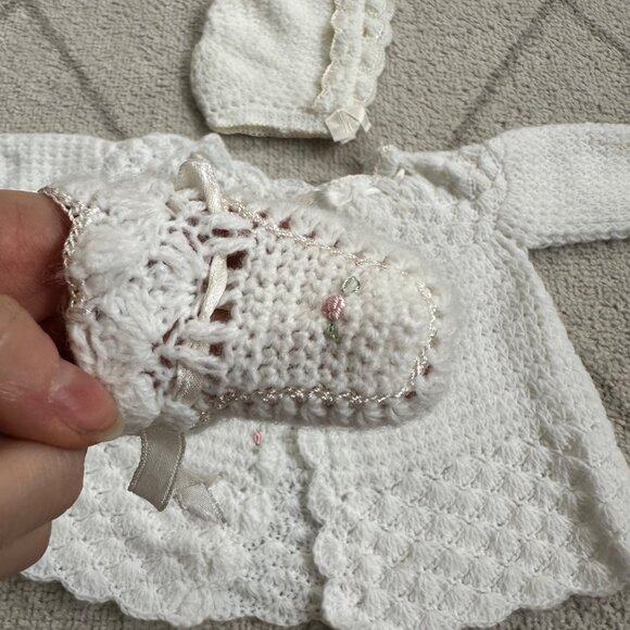 Vintage Hand-Crocheted Baby Set With Bonnet & Booties Pink Embroidered Flowers S - Picture 8 of 9